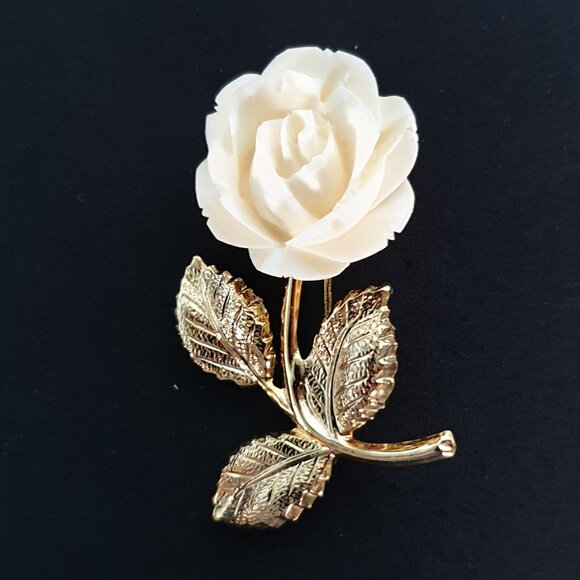Exquisite Vintage Hand-Carved Bone White Gold Tone Rose Brooch - Picture 9 of 11